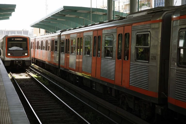 Ανδρας έπεσε στις γραμμές του ηλεκτρικού στον Άγιο Νικόλαο και σκοτώθηκε